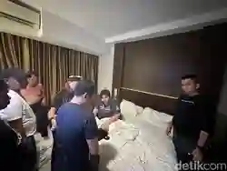 Ada Sosok Pria yang Telanjang Dada Saat Anak Bos Toko Roti Ditangkap, Siapa Sebenarnya?