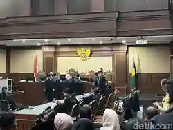 Dipanggil KPK Sebagai Saksi dalam Kasus Harun Masiku, Febri Diansyah Masih Hadir di Sidang Hasto