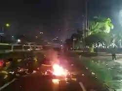 Petasan dan Semburan Air dari Water Cannon Terjadi di Depan DPR Saat Aksi Tolak UU TNI